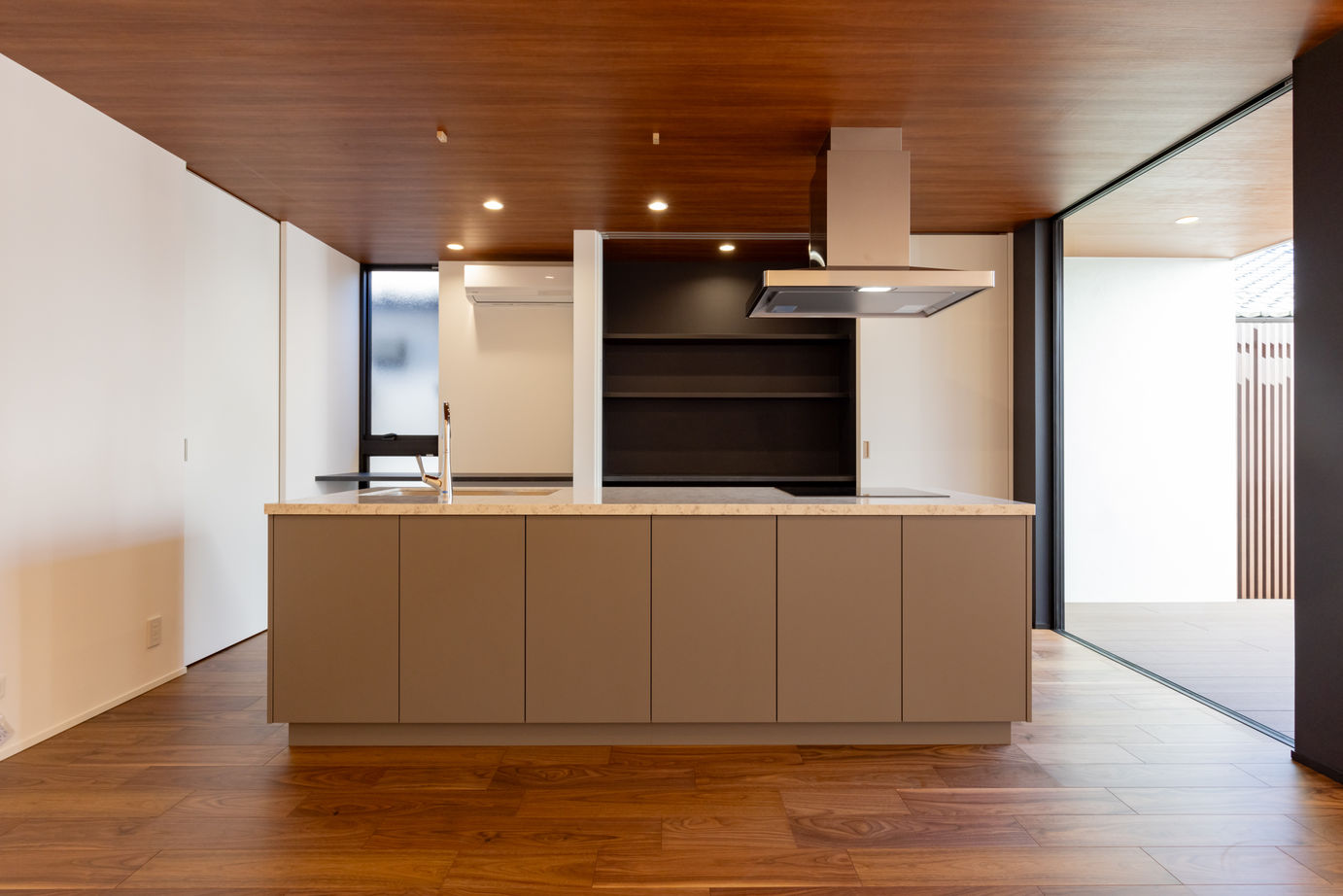 ビー・エル・ビルド　ビルド一級建築士事務所 【4000万円以上/48.3坪/幅7.5ｍ/中庭/縦長/リビング階段】プライバシーをしっかり守る開放的で奥行のある家の建築実例画像5