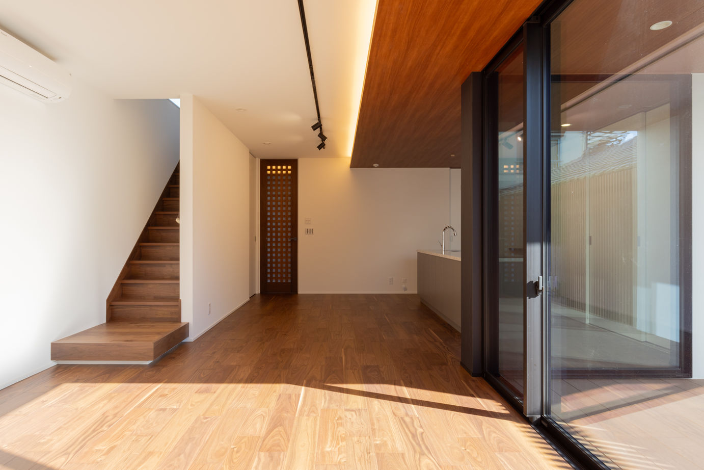 ビー・エル・ビルド　ビルド一級建築士事務所 【4000万円以上/48.3坪/幅7.5ｍ/中庭/縦長/リビング階段】プライバシーをしっかり守る開放的で奥行のある家の建築実例画像6