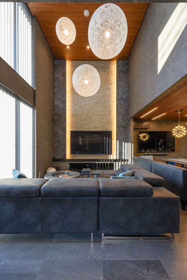 ビー・エル・ビルド　ビルド一級建築士事務所 【56.1坪/3階建て/ガレージハウス/サウナ】邸宅に広がる非日常空間。圧倒的な開放感で描く上質な暮らしの建築実例画像2