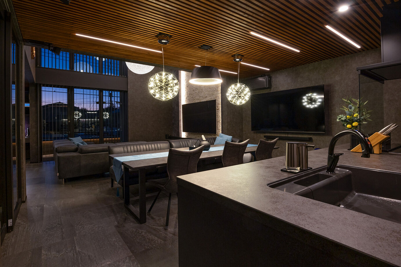 ビー・エル・ビルド　ビルド一級建築士事務所 【56.1坪/3階建て/ガレージハウス/サウナ】邸宅に広がる非日常空間。圧倒的な開放感で描く上質な暮らしの建築実例画像3