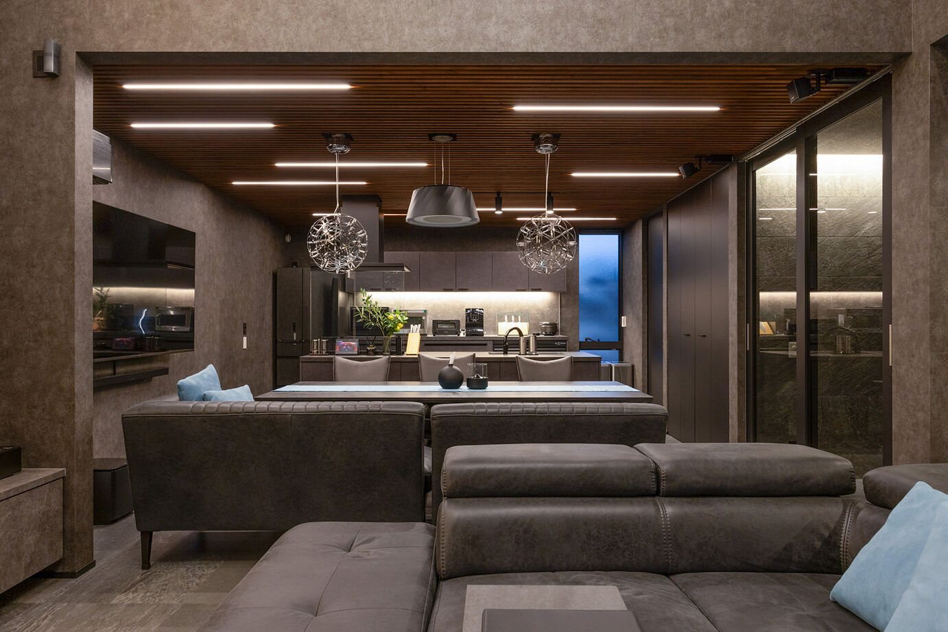 ビー・エル・ビルド　ビルド一級建築士事務所 【56.1坪/3階建て/ガレージハウス/サウナ】邸宅に広がる非日常空間。圧倒的な開放感で描く上質な暮らしの建築実例画像4