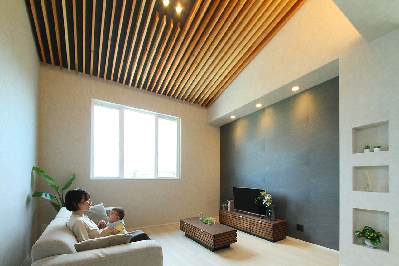 ハーバーハウス 木格子の勾配天井とモノトーンインテリアが魅せる、広い2階リビングの家の建築実例画像2