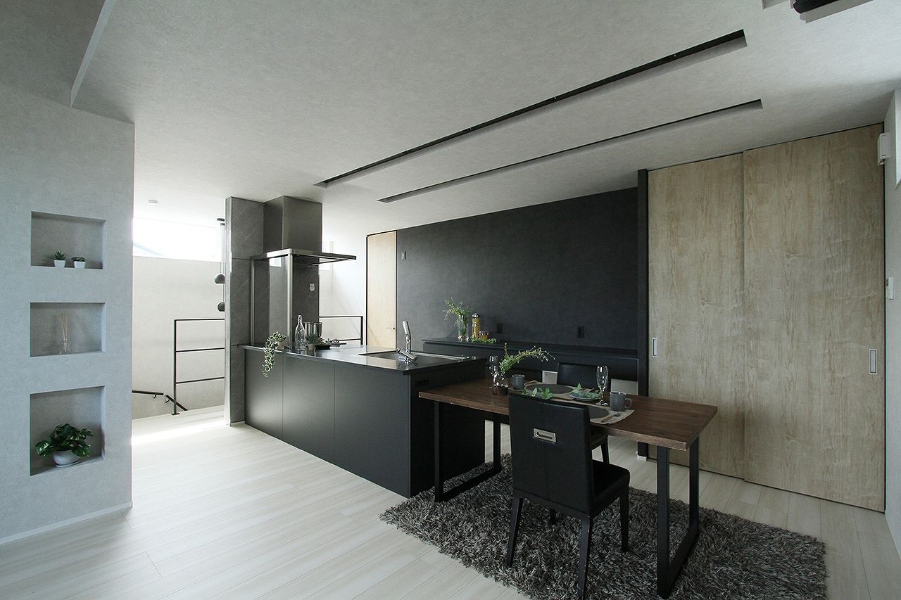 ハーバーハウス 木格子の勾配天井とモノトーンインテリアが魅せる、広い2階リビングの家の建築実例画像3