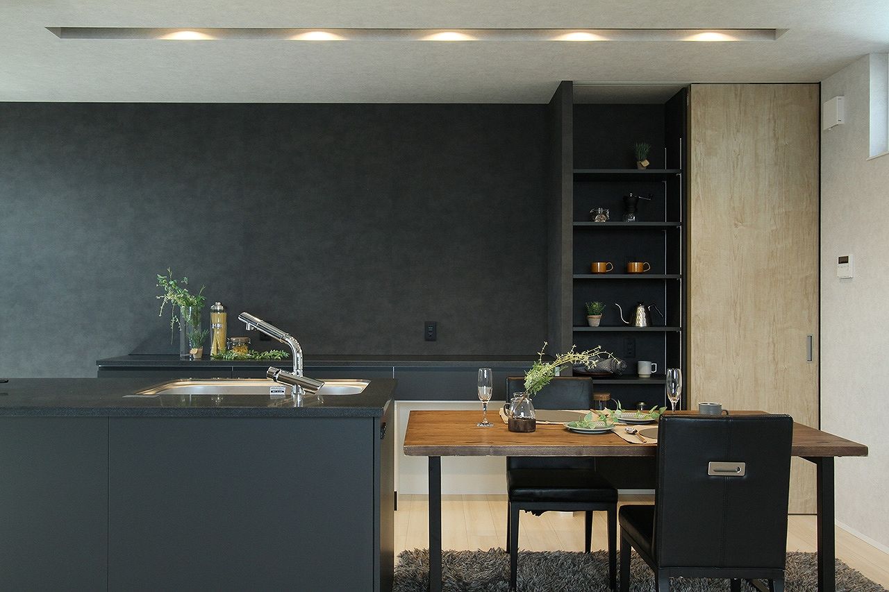 ハーバーハウス 木格子の勾配天井とモノトーンインテリアが魅せる、広い2階リビングの家の建築実例画像4