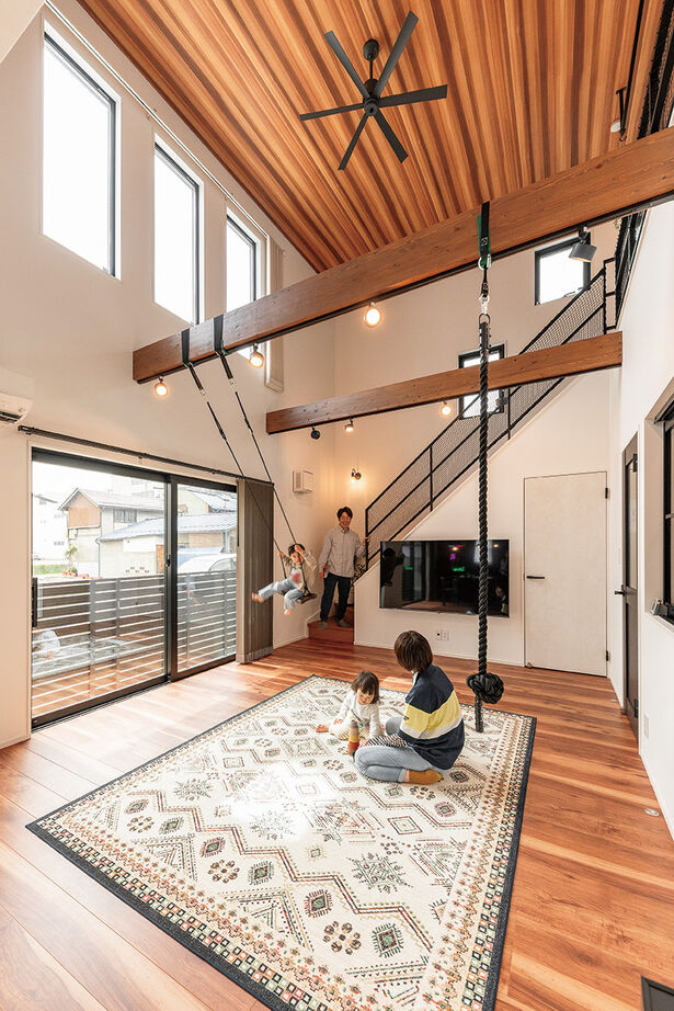 ハーバーハウス 子育てがしやすい、大きな吹き抜けがあるブルックリンスタイルの家の建築実例画像