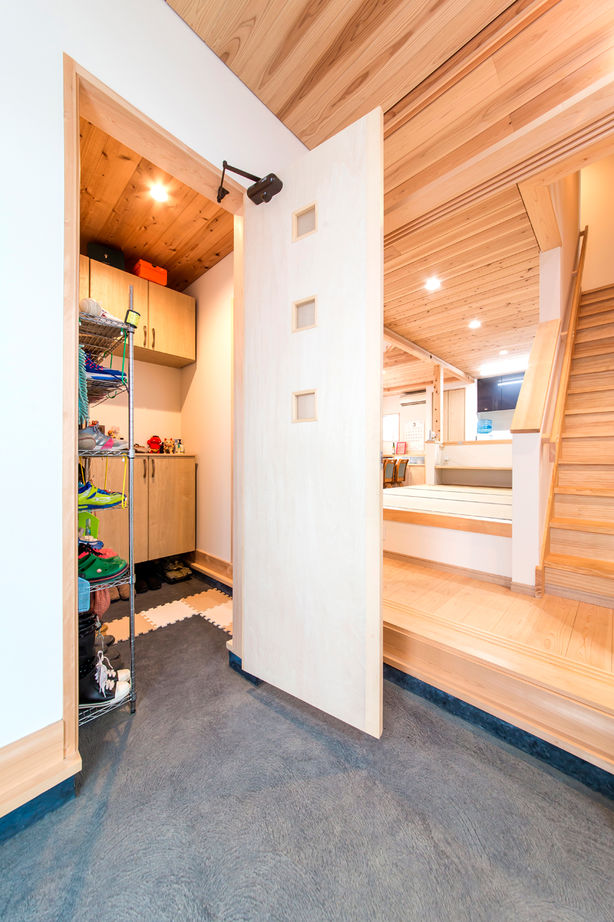 福工房 【2000万円台/2階建て/40坪台/吹き抜け/間取り図/駐車スペース有】2世帯が仲良く暮らす国産ヒノキが香る家の建築実例画像4