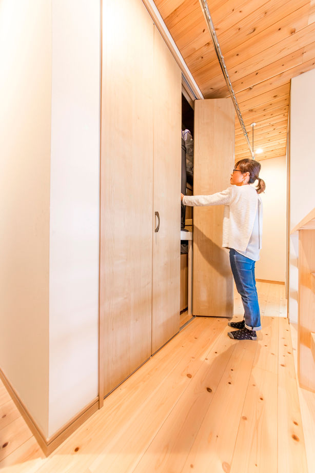 福工房 【2000万円台/2階建て/40坪台/吹き抜け/間取り図/駐車スペース有】2世帯が仲良く暮らす国産ヒノキが香る家の建築実例画像7