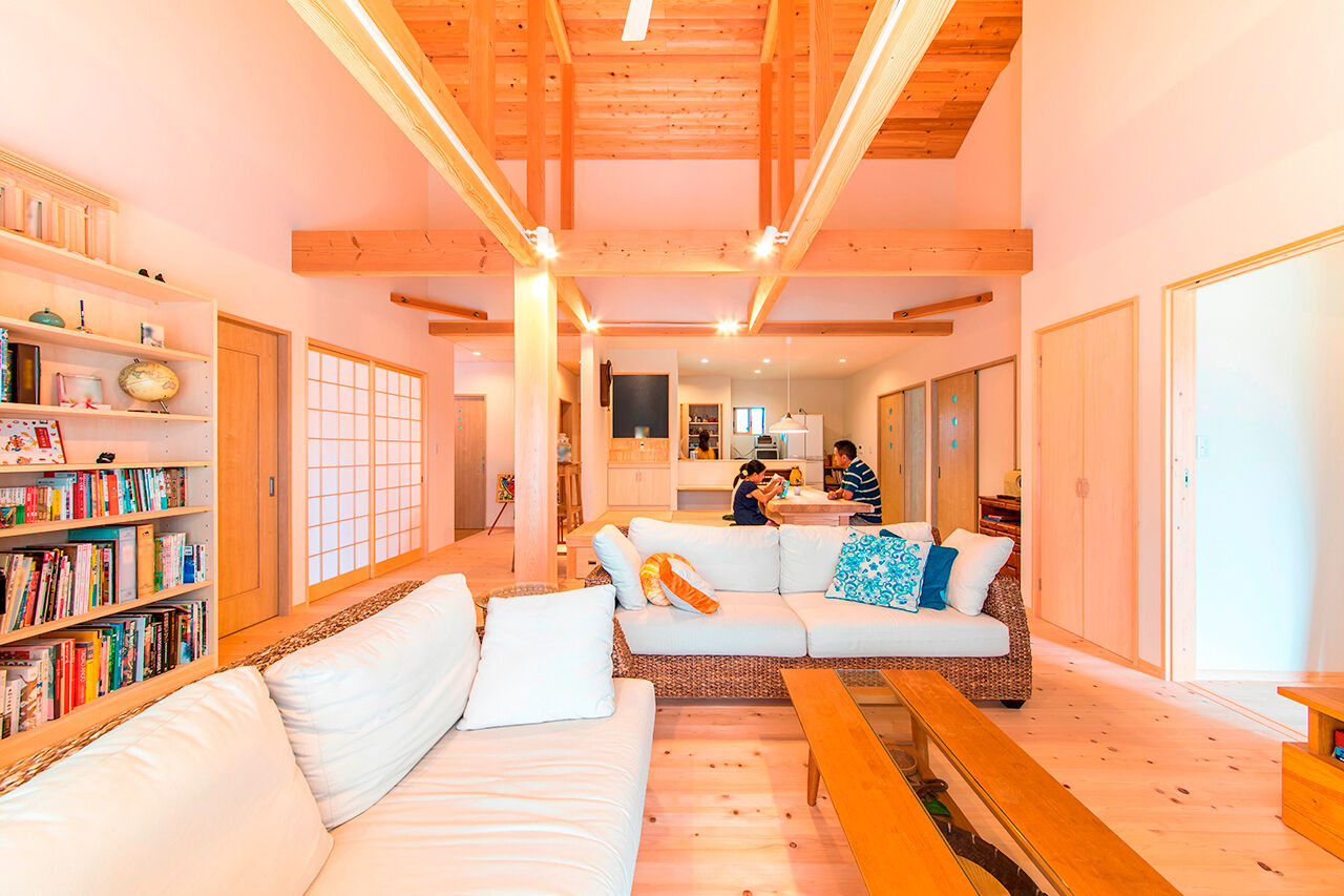 福工房 【平屋/30坪台/和風/駐車可/軒の深い平屋/理想の間取り】LDKの中心はヒノキの大黒柱。開放的な平屋住宅の建築実例画像2