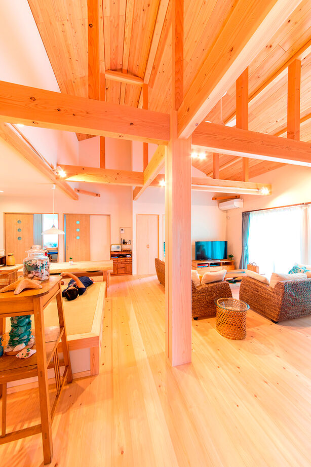 福工房 【平屋/30坪台/和風/駐車可/軒の深い平屋/理想の間取り】LDKの中心はヒノキの大黒柱。開放的な平屋住宅の建築実例画像3