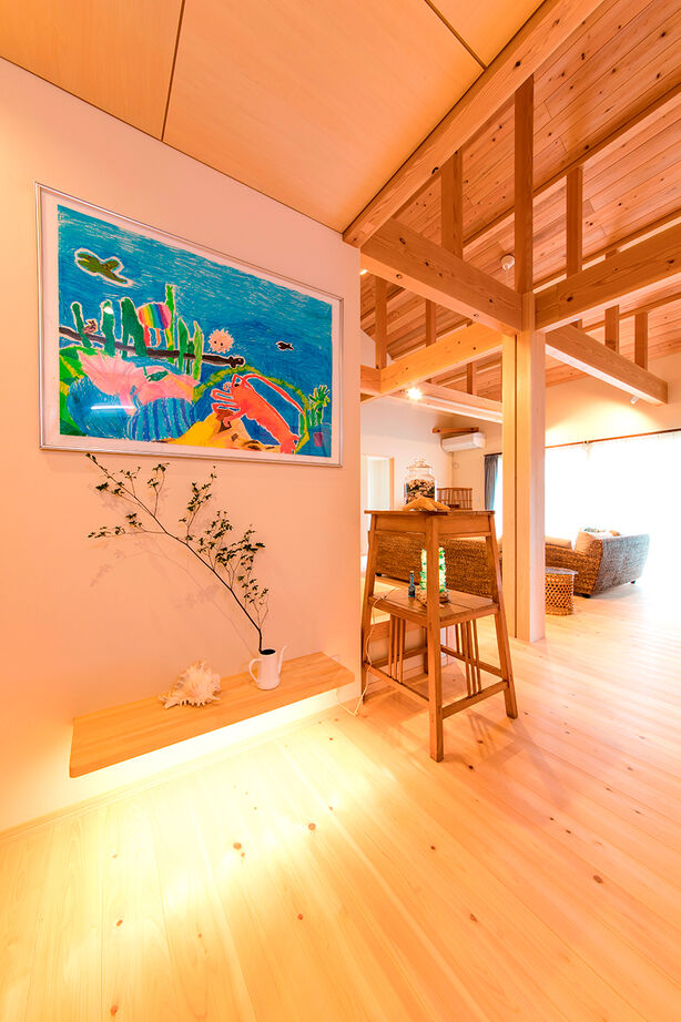 福工房 【平屋/30坪台/和風/駐車可/軒の深い平屋/理想の間取り】LDKの中心はヒノキの大黒柱。開放的な平屋住宅の建築実例画像4