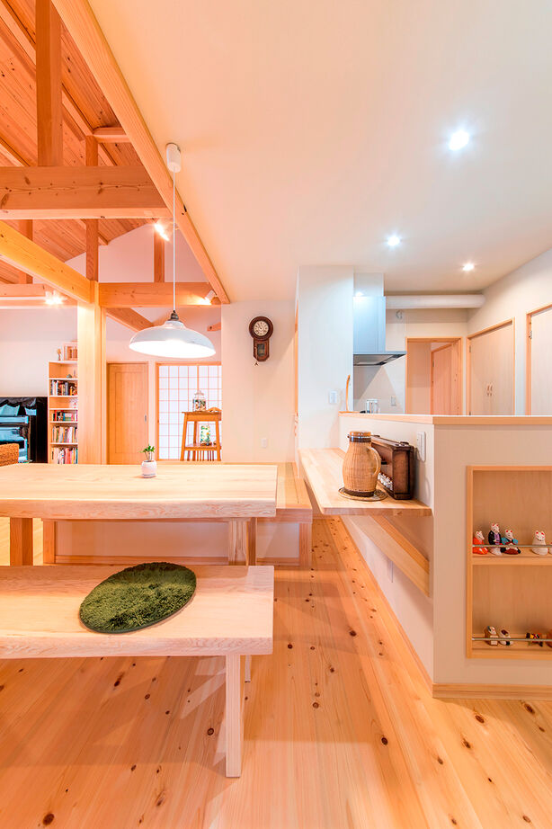 福工房 【平屋/30坪台/和風/駐車可/軒の深い平屋/理想の間取り】LDKの中心はヒノキの大黒柱。開放的な平屋住宅の建築実例画像6