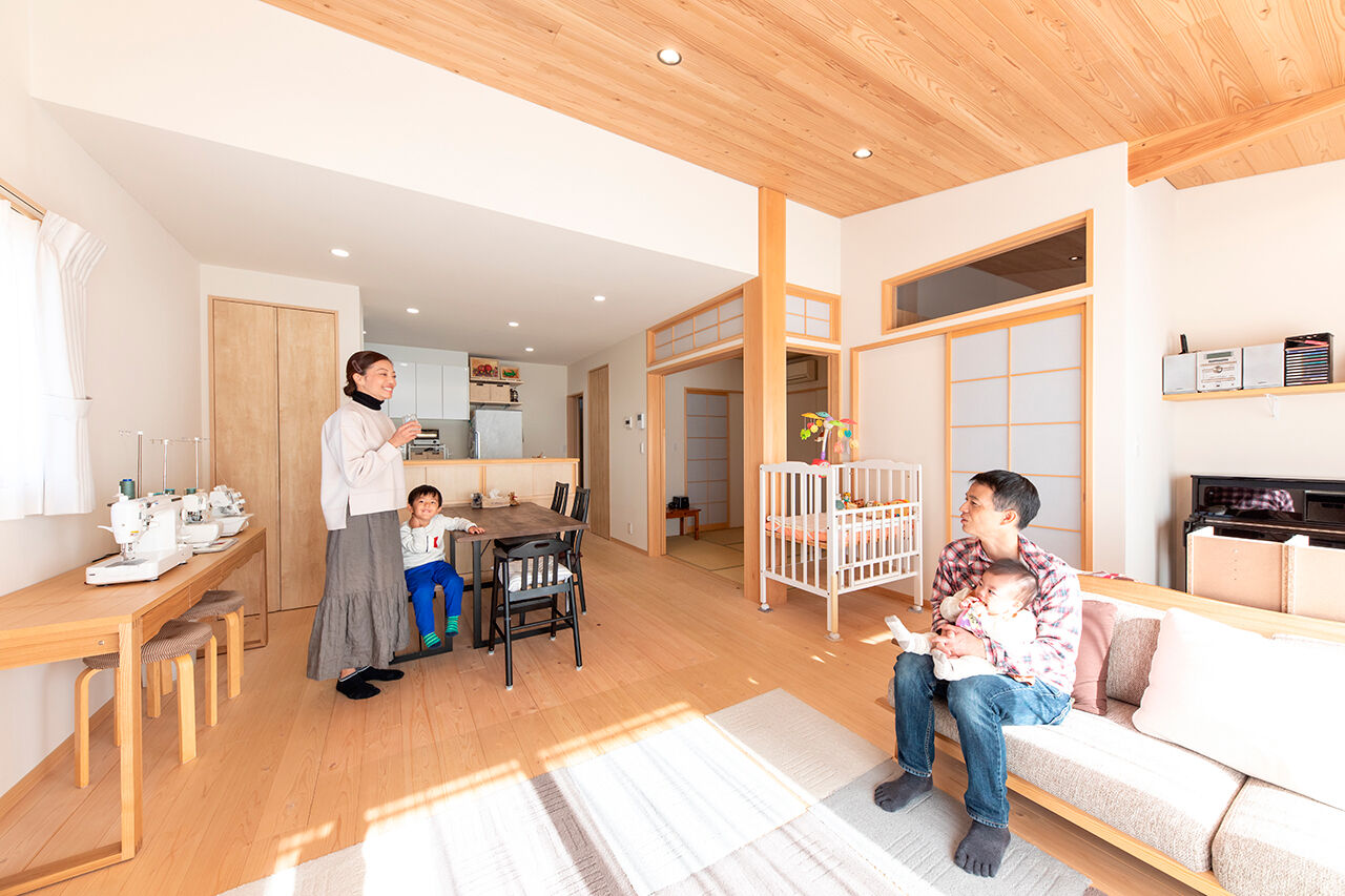 福工房 【30坪台/和モダン/2階建て/駐車2台可】庭とつながる広々リビング。木の温もりに癒される子育て間取りの家の建築実例画像1