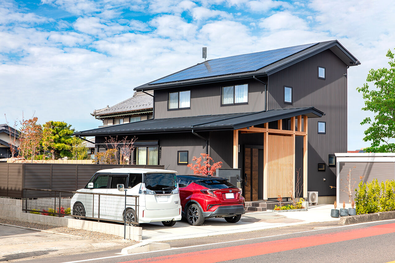 福工房 【30坪台/和モダン/2階建て/駐車2台可】庭とつながる広々リビング。木の温もりに癒される子育て間取りの家の建築実例画像2