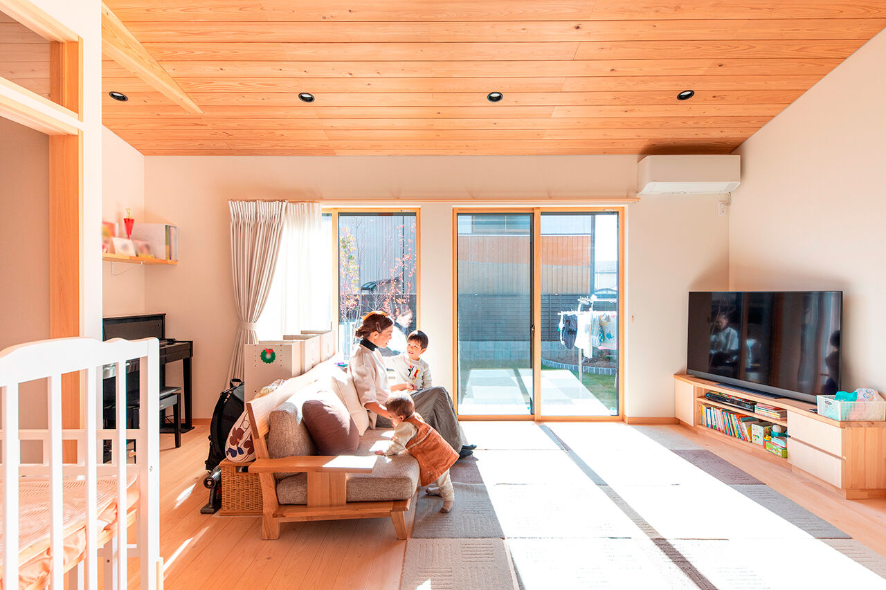 福工房 【30坪台/和モダン/2階建て/駐車2台可】庭とつながる広々リビング。木の温もりに癒される子育て間取りの家の建築実例画像3