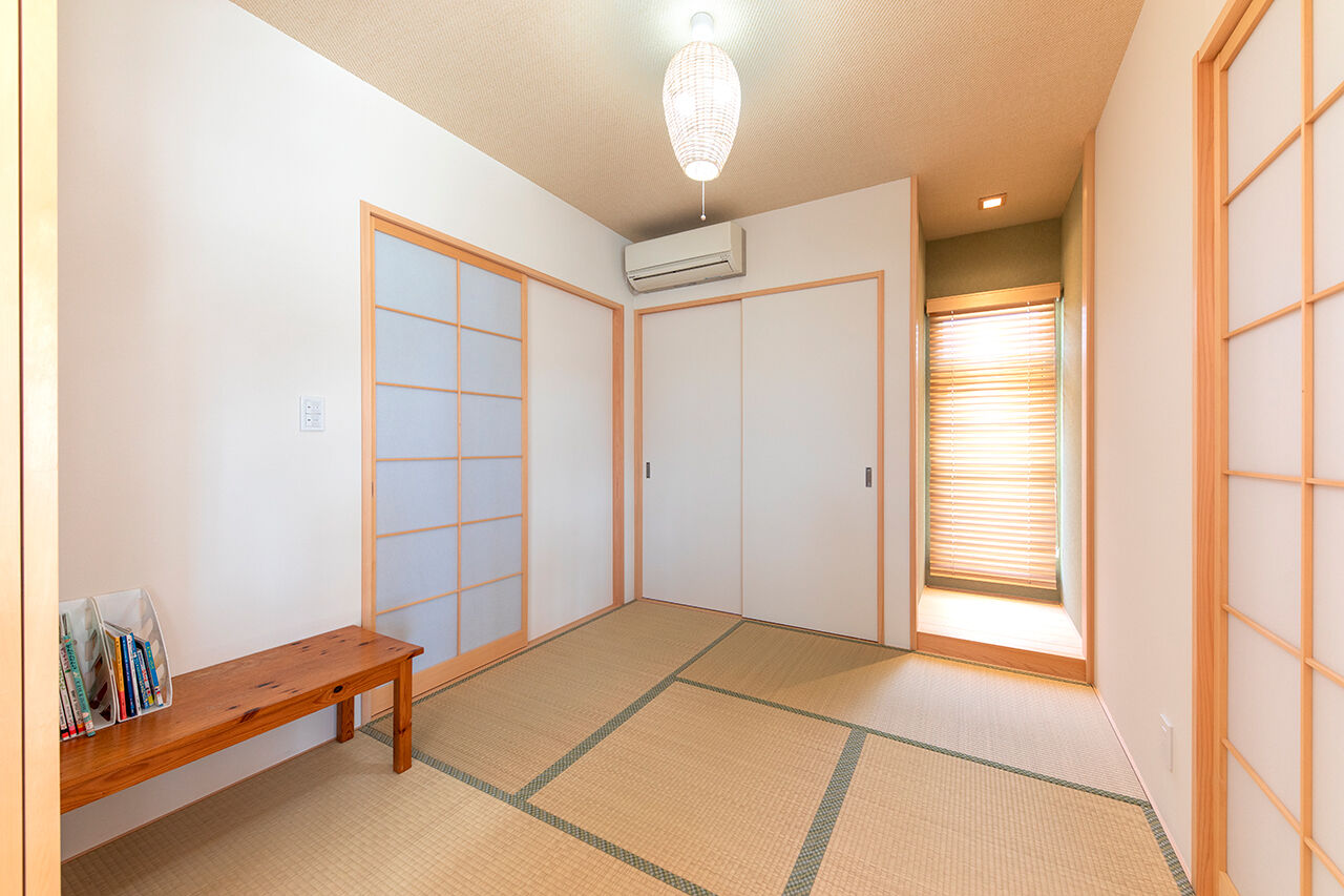 福工房 【30坪台/和モダン/2階建て/駐車2台可】庭とつながる広々リビング。木の温もりに癒される子育て間取りの家の建築実例画像4