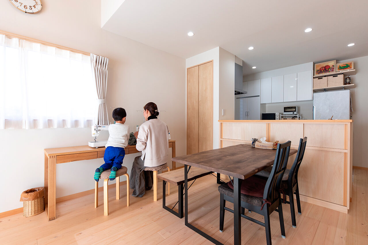 福工房 【30坪台/和モダン/2階建て/駐車2台可】庭とつながる広々リビング。木の温もりに癒される子育て間取りの家の建築実例画像5