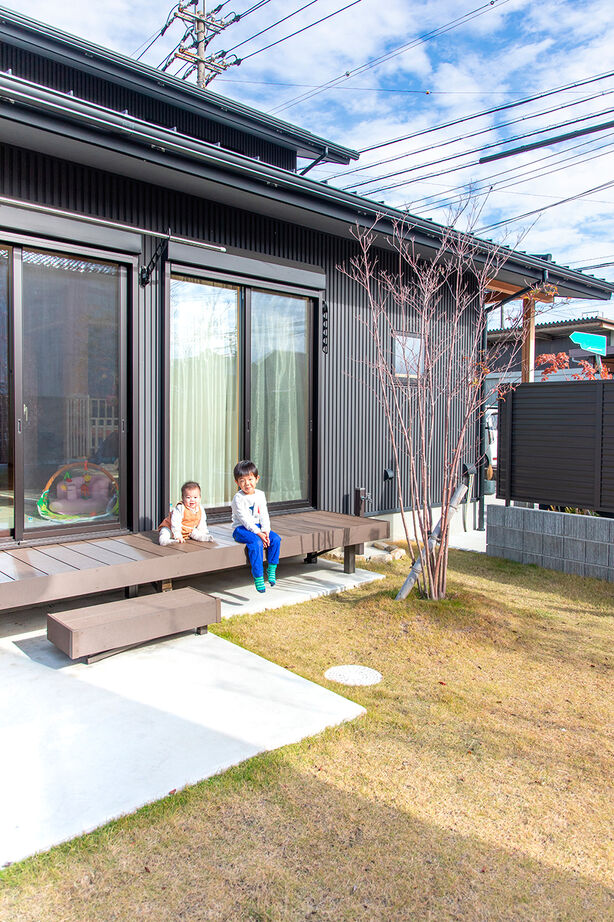 福工房 【30坪台/和モダン/2階建て/駐車2台可】庭とつながる広々リビング。木の温もりに癒される子育て間取りの家の建築実例画像6