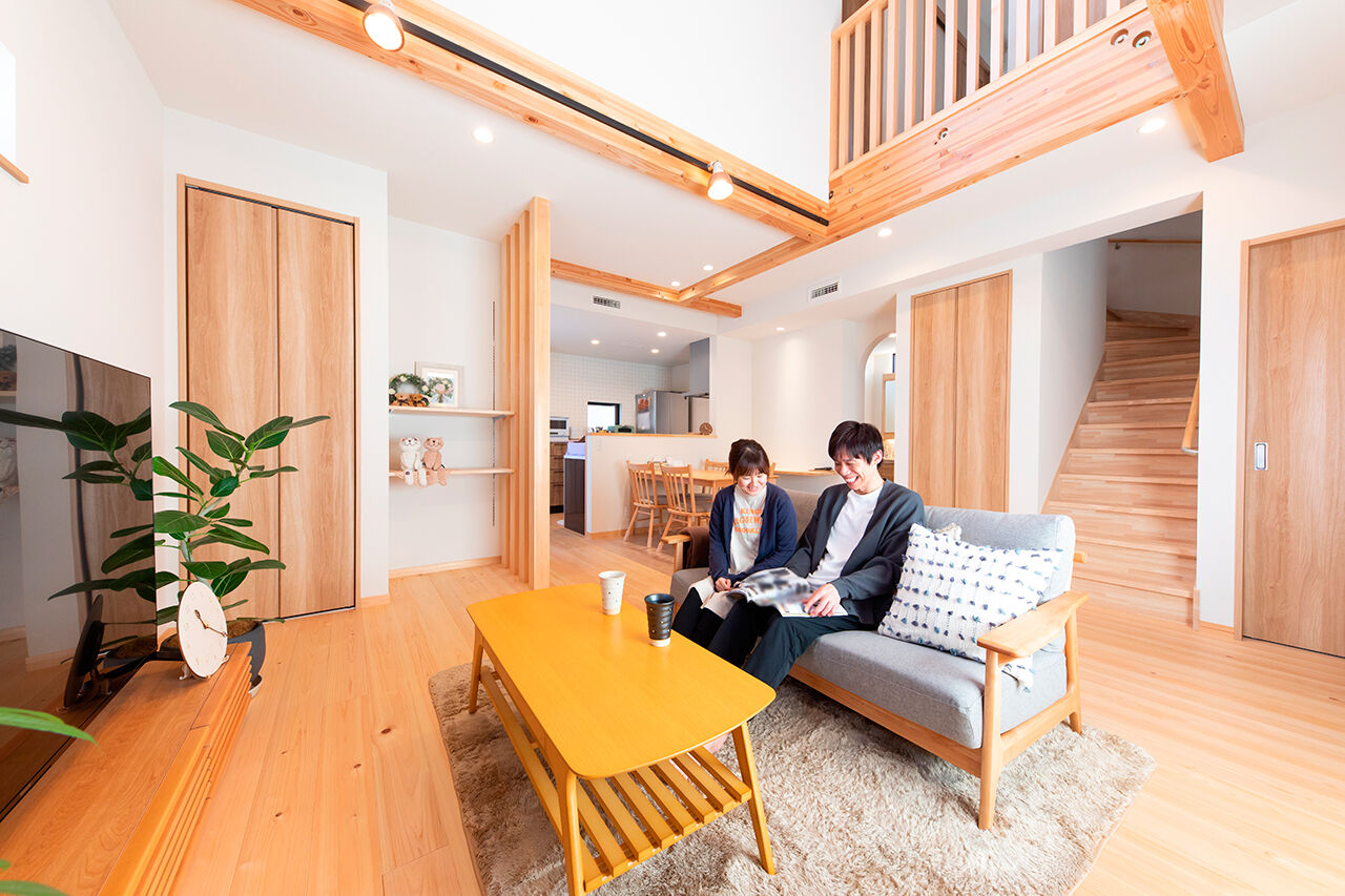 福工房 【30坪台/二世帯/2階建て】親世帯は平屋のように暮らせる間取りに。吹抜けリビングは家族みんなの癒しの場の建築実例画像1