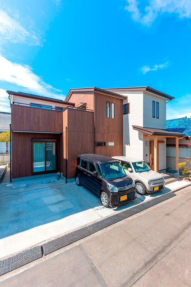 福工房 【30坪台/二世帯/2階建て】親世帯は平屋のように暮らせる間取りに。吹抜けリビングは家族みんなの癒しの場の建築実例画像2