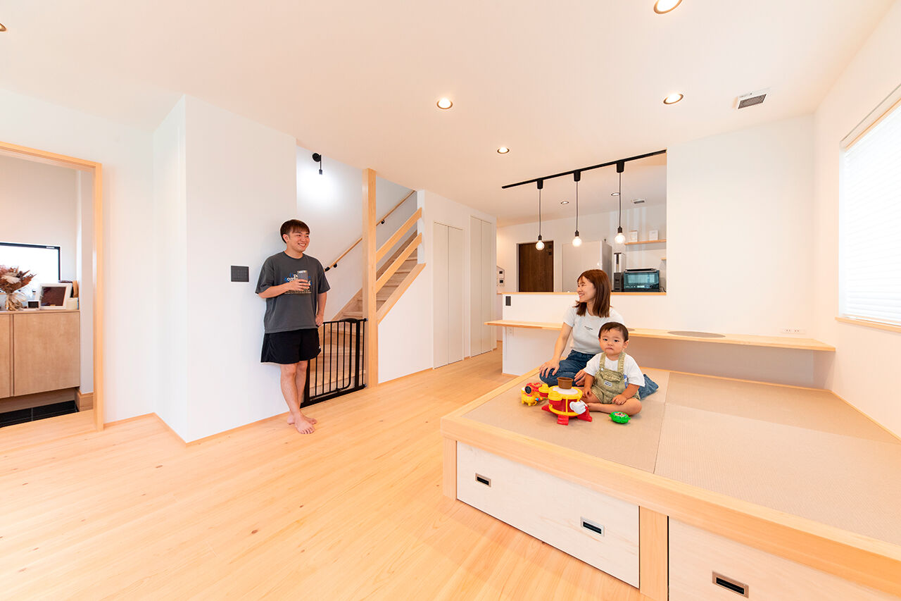 福工房 【30坪台/2階建て/全館空調/吹き抜け】回遊できて片付く間取りで家事も子育ても快適。小上がりも大活躍！の建築実例画像1