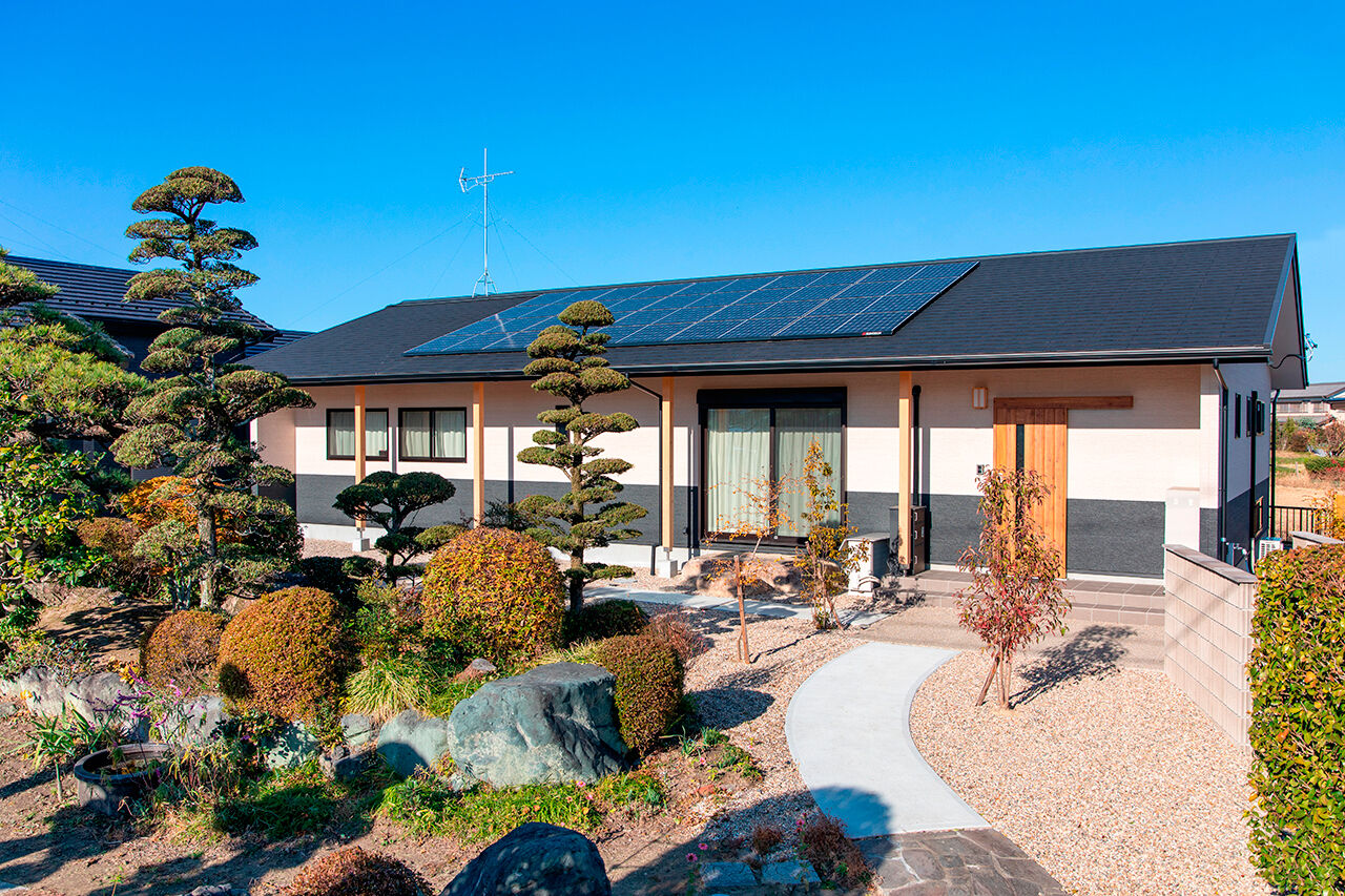 福工房 【平屋/和風/理想の間取り】外観は庭の風情に溶け込むように軒を深くかけ、和の趣を意識したデザインの平屋の建築実例画像1