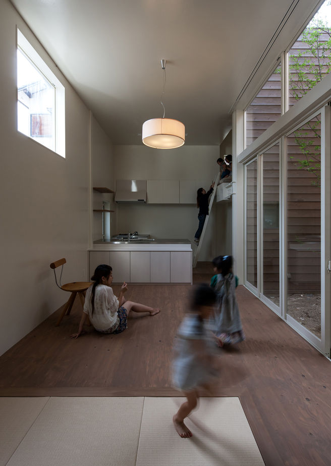 ココカラホーム　（ホームクリーン） 【中庭/旗竿地/建築家と建てる家】変形地に建てた木を囲んだ中庭のある遊び心のある家の建築実例画像2