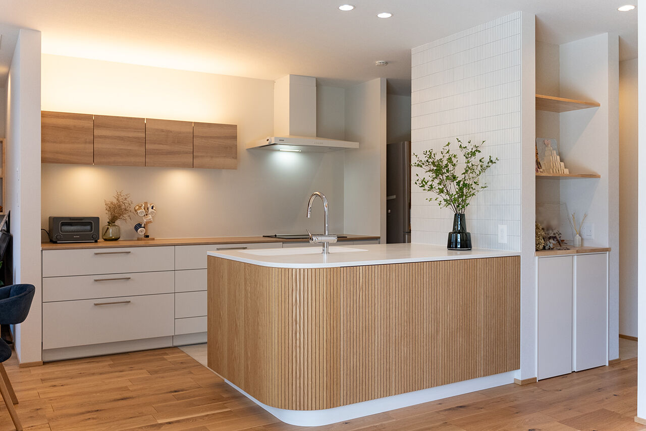 アルファホーム 【愛知県碧南市｜オーダーキッチン】忙しい共働き家族が快適に暮らす、ほぼ平屋の家の建築実例画像2