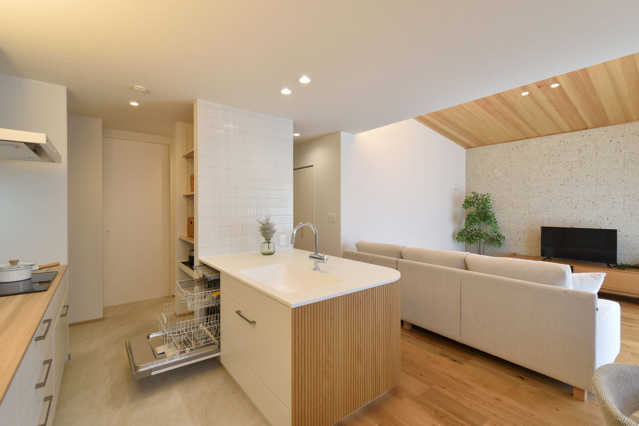 アルファホーム 【愛知県碧南市｜オーダーキッチン】忙しい共働き家族が快適に暮らす、ほぼ平屋の家の建築実例画像3