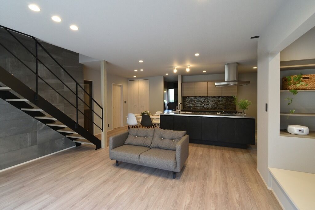 アルファホーム 【愛知県刈谷市｜土間｜ヌック】お庭と繋がる大きな窓とゆったりリビングの家の建築実例画像2