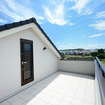 【RECO】敷島住宅　注文住宅課 【2000～2500万円/滋賀県】【間取図あり】家族が集まるルーフバルコニーと3人の子どもたちの個室のある家の建築実例画像1