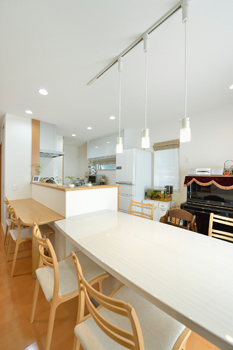 【RECO】敷島住宅　注文住宅課 【2000～2500万円/滋賀県】【間取図あり】家族が集まるルーフバルコニーと3人の子どもたちの個室のある家の建築実例画像2