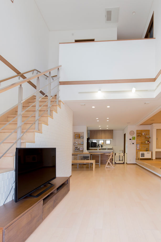 【RECO】敷島住宅　注文住宅課 【2090～2280万円/間取図あり】高断熱だから実現できた吹抜けのオープンLDK。冬もはだしで過ごせる住まいの建築実例画像2