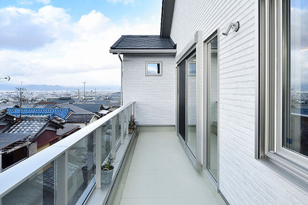【RECO】敷島住宅　注文住宅課 まるで空に浮かんだ空中リビング！ 暮らしの中に古都の大パノラマを。親子三世代で暮らす理想の家の建築実例画像2