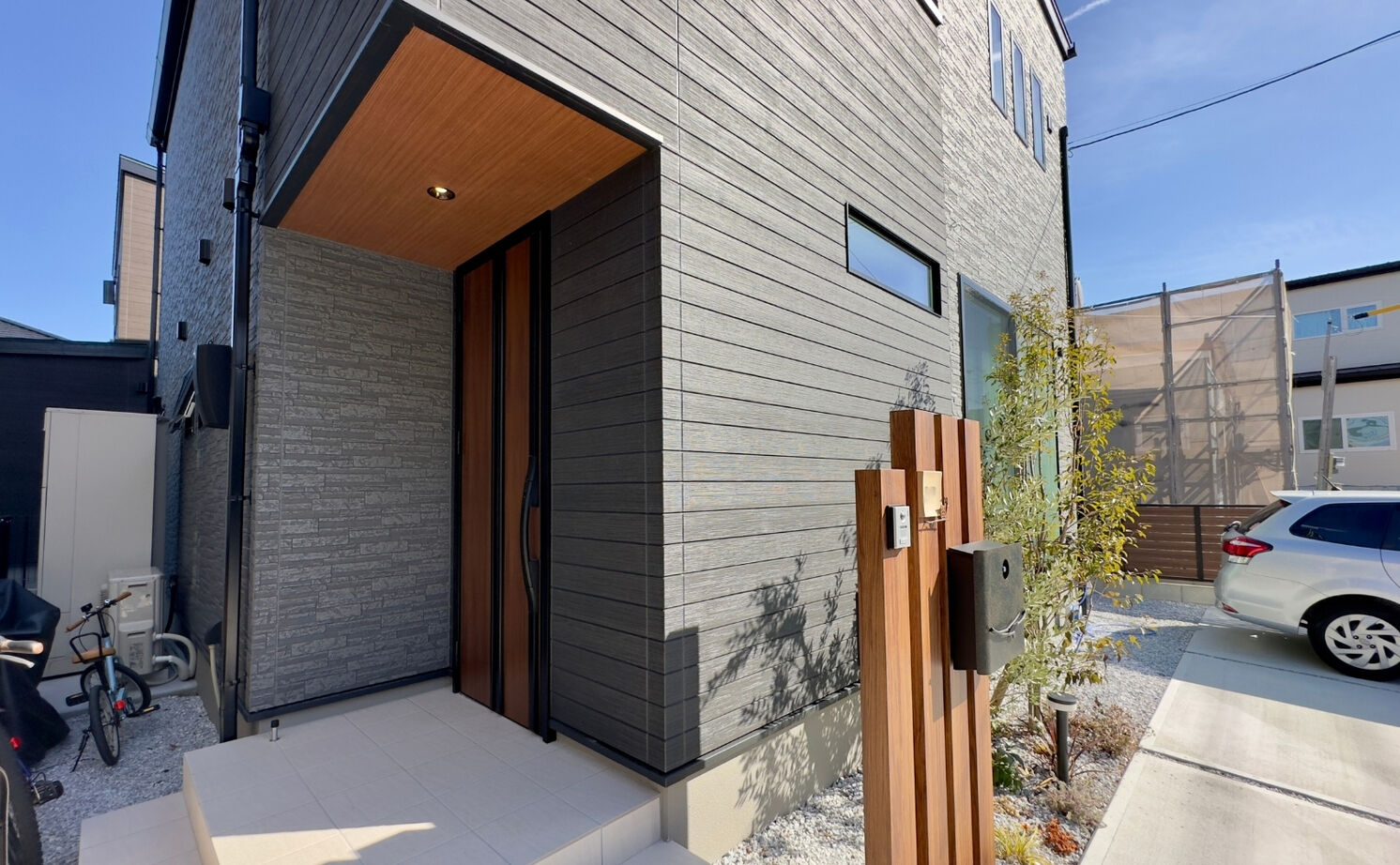 アルシティオプレミアム 【36.32坪/5人家族/2階建て】洗練された外観と間接照明が彩る、心地よい住まいの建築実例画像2