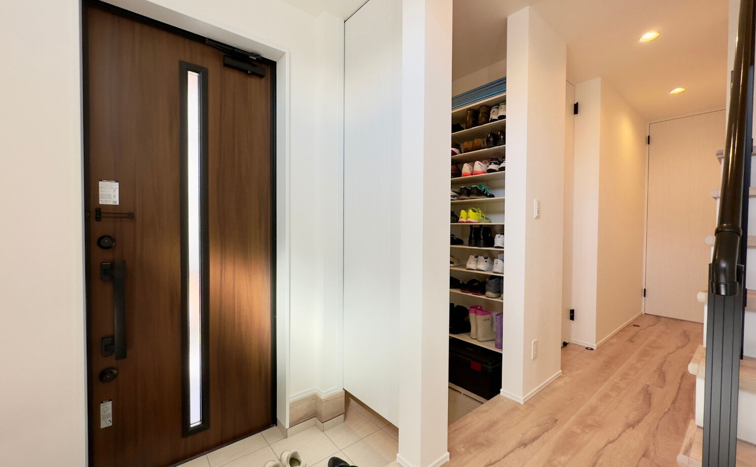 アルシティオプレミアム 【36.32坪/5人家族/2階建て】洗練された外観と間接照明が彩る、心地よい住まいの建築実例画像3