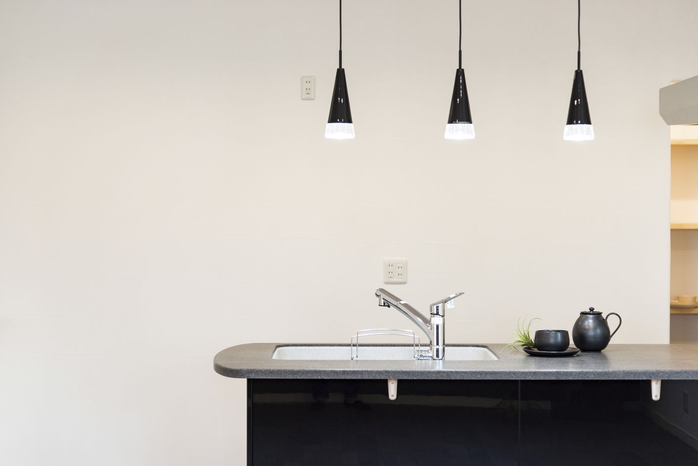 智建ホーム 敷地28坪に自然100％の漆喰。3階建て完全分離の2世帯住宅の建築実例画像2