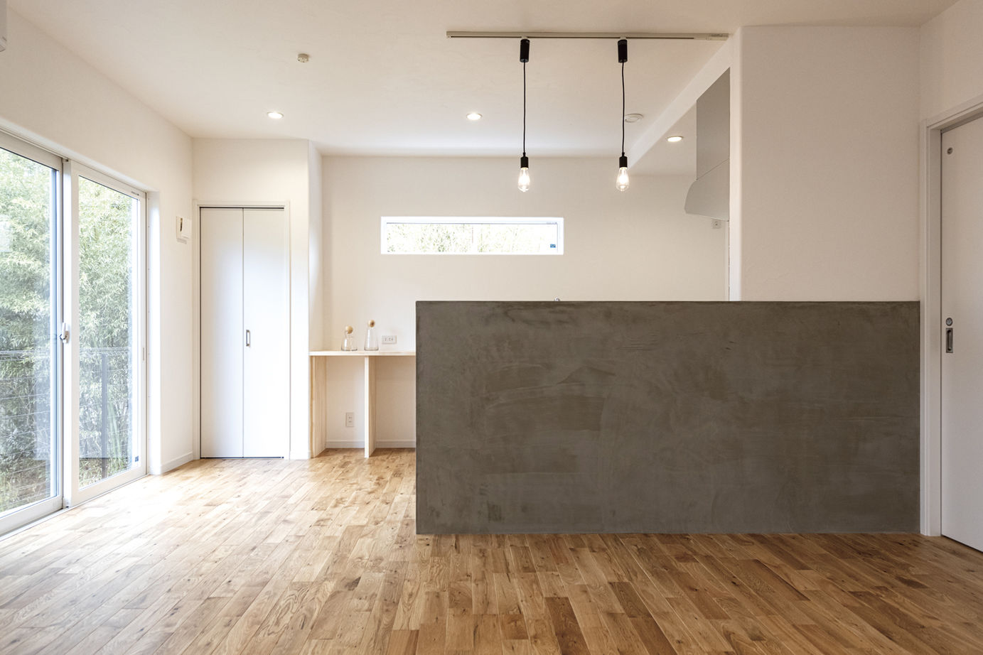 智建ホーム 【高気密高断熱/収納充実/ランドリールーム】左官が仕上げたモルタルのキッチン！空気がきれいな漆喰の家の建築実例画像2