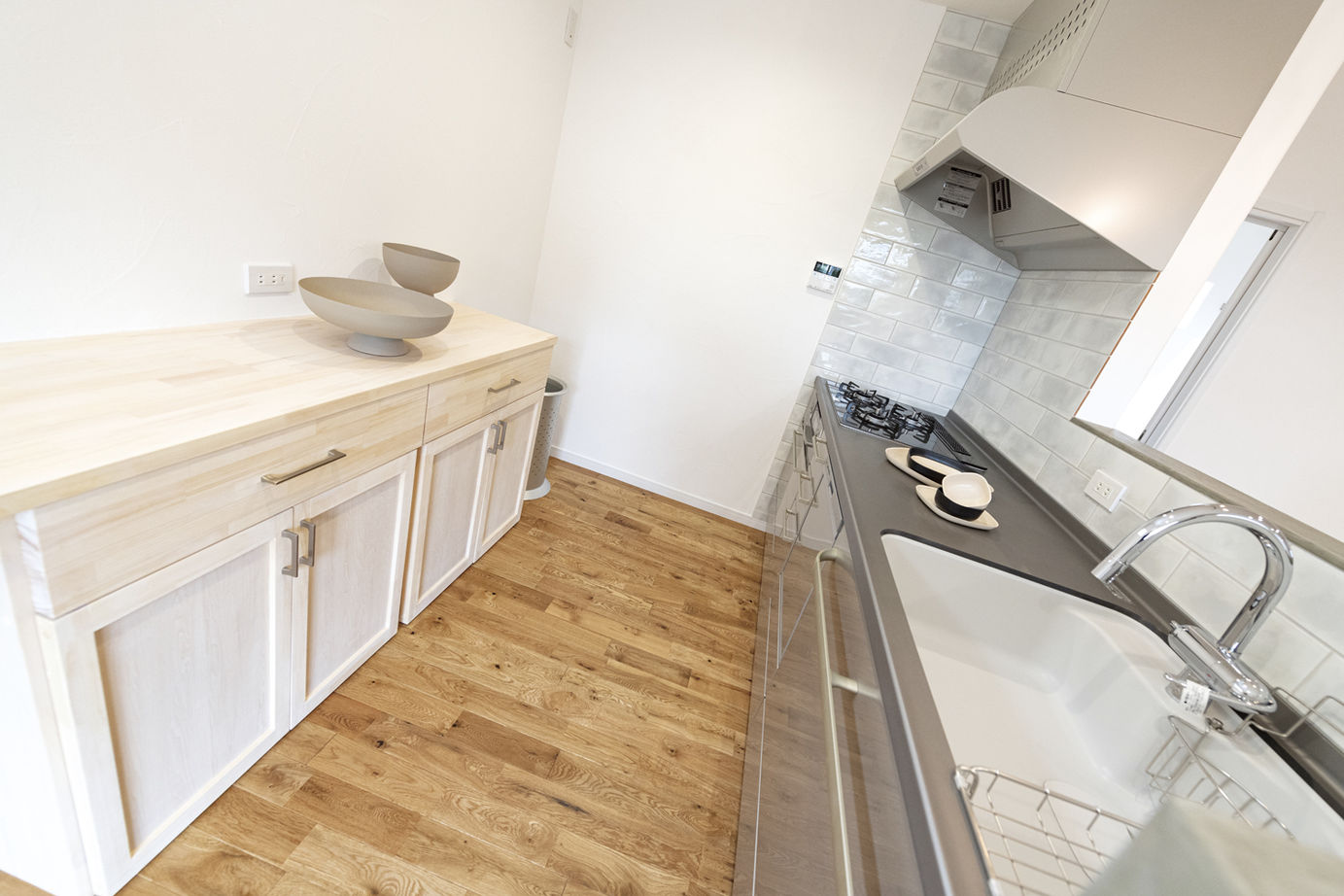 智建ホーム 【高気密高断熱/収納充実/ランドリールーム】左官が仕上げたモルタルのキッチン！空気がきれいな漆喰の家の建築実例画像3