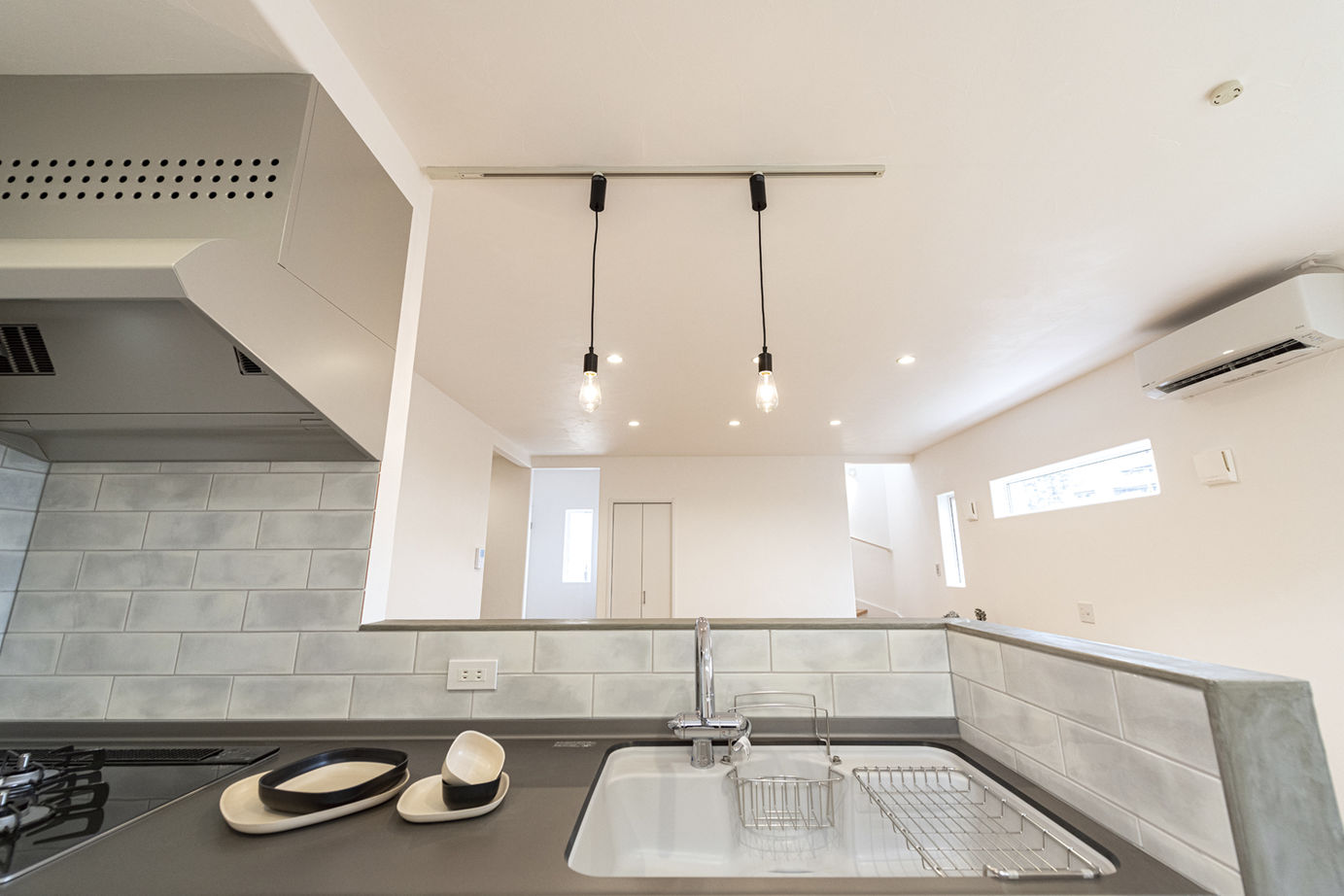 智建ホーム 【高気密高断熱/収納充実/ランドリールーム】左官が仕上げたモルタルのキッチン！空気がきれいな漆喰の家の建築実例画像4