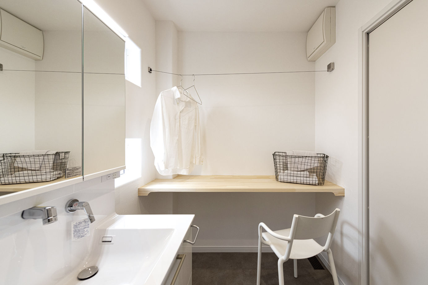 智建ホーム 【高気密高断熱/収納充実/ランドリールーム】左官が仕上げたモルタルのキッチン！空気がきれいな漆喰の家の建築実例画像5