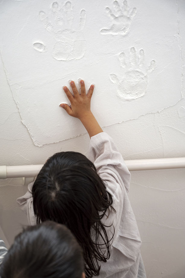 智建ホーム 【高気密高断熱/収納充実/ランドリールーム】左官が仕上げたモルタルのキッチン！空気がきれいな漆喰の家の建築実例画像6