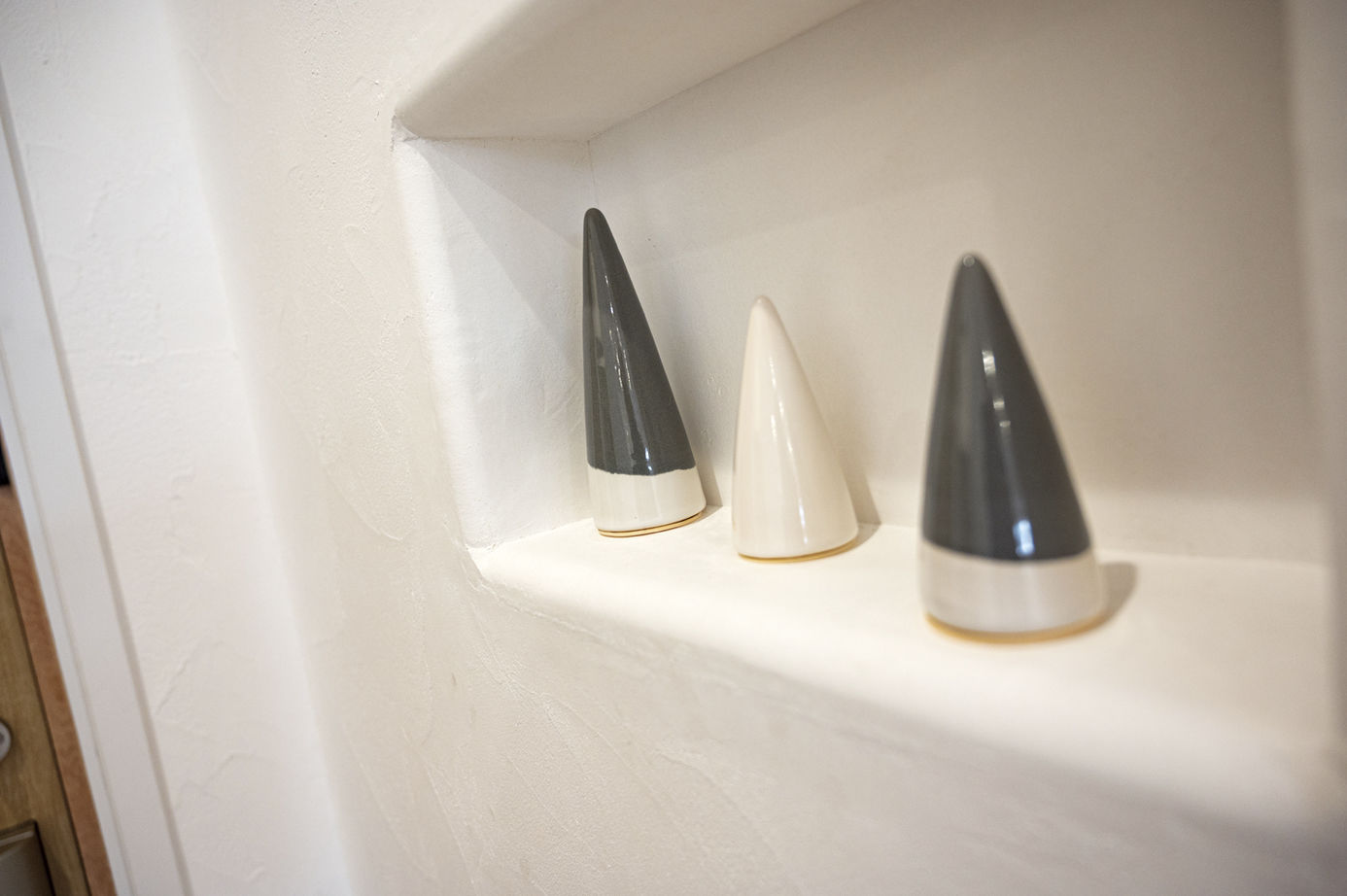 智建ホーム 【高気密高断熱/収納充実/ランドリールーム】左官が仕上げたモルタルのキッチン！空気がきれいな漆喰の家の建築実例画像8