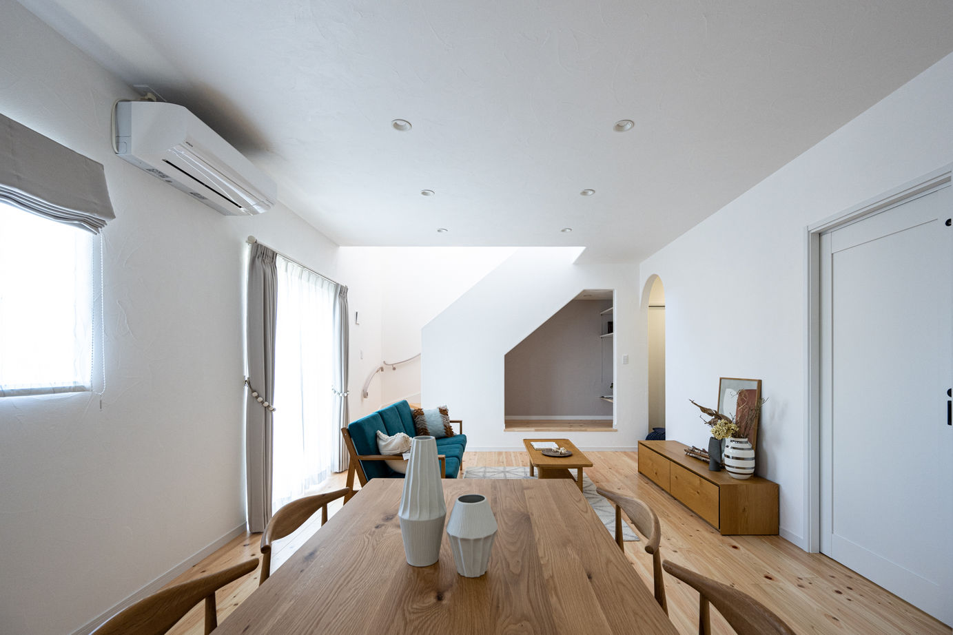 智建ホーム 【吹抜け/高気密高断熱/家事スペース】階段下ヌックのある大人かわいい家の建築実例画像3