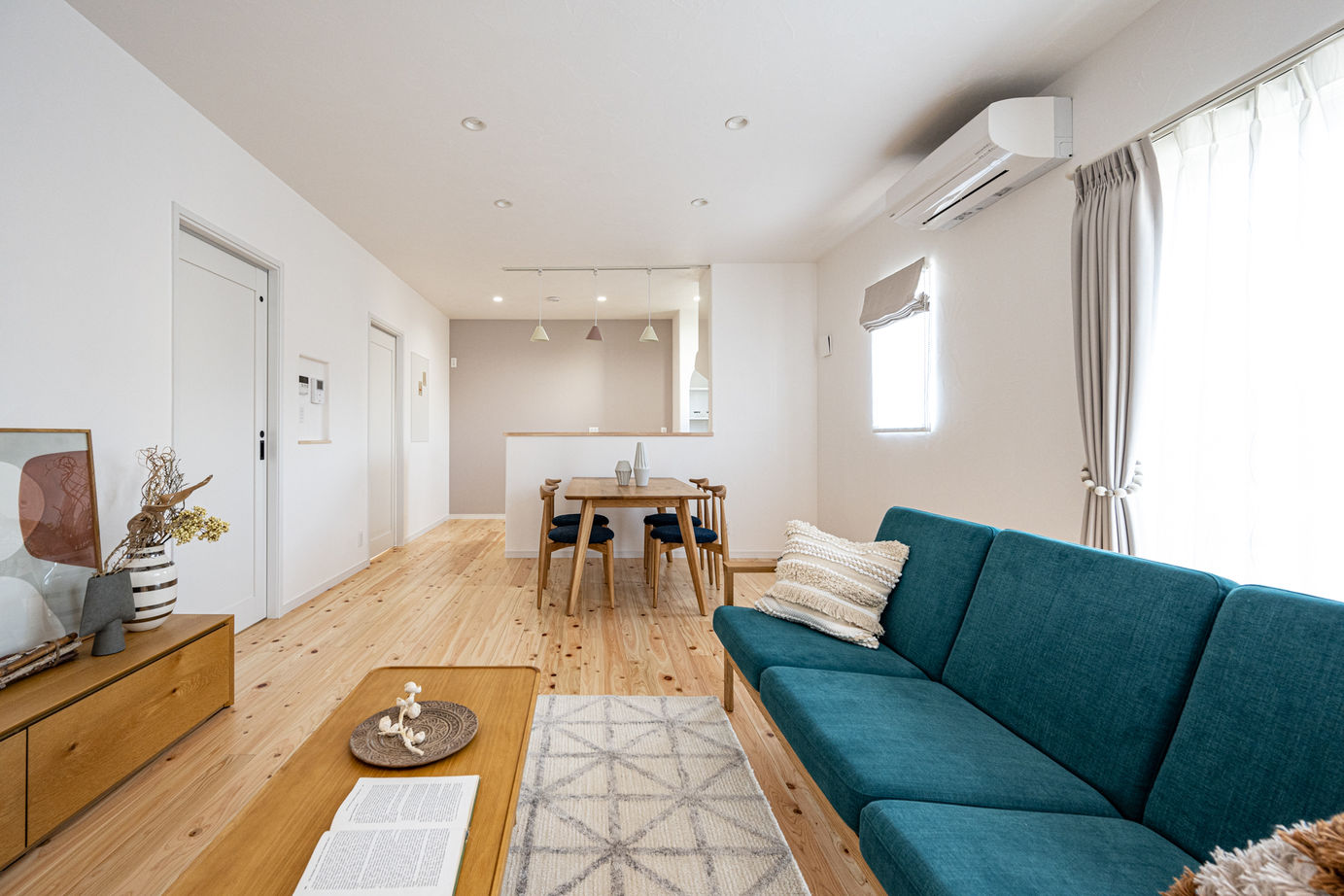 智建ホーム 【吹抜け/高気密高断熱/家事スペース】階段下ヌックのある大人かわいい家の建築実例画像4