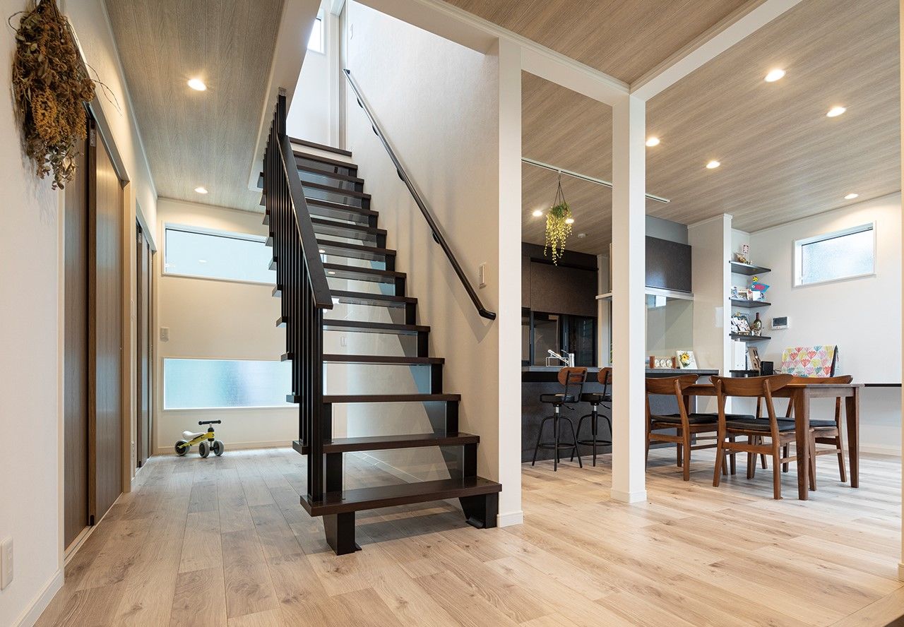 イオスホーム 【2000万円台/30坪台/家事分担/バルコニー/間取り図】予算内で実現！階段中心に回遊できる広々LDKの家の建築実例画像1