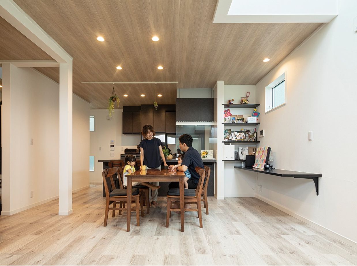 イオスホーム 【2000万円台/30坪台/家事分担/バルコニー/間取り図】予算内で実現！階段中心に回遊できる広々LDKの家の建築実例画像2