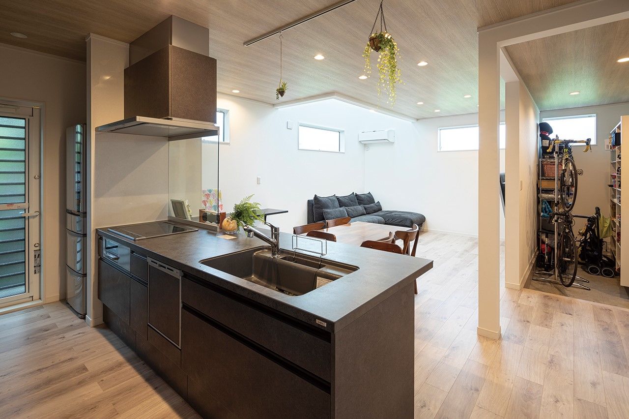 イオスホーム 【2000万円台/30坪台/家事分担/バルコニー/間取り図】予算内で実現！階段中心に回遊できる広々LDKの家の建築実例画像5