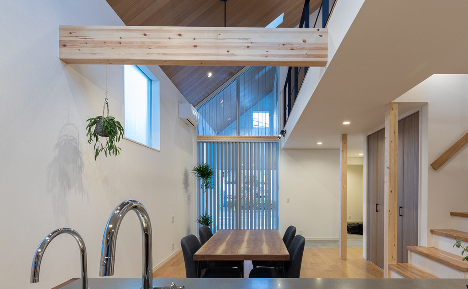 イオスホーム 【2000万円台/30坪台/ガレージ/吹き抜け/間取り図】性能も日当たりも計算されたオシャレなデザイン住宅の建築実例画像2