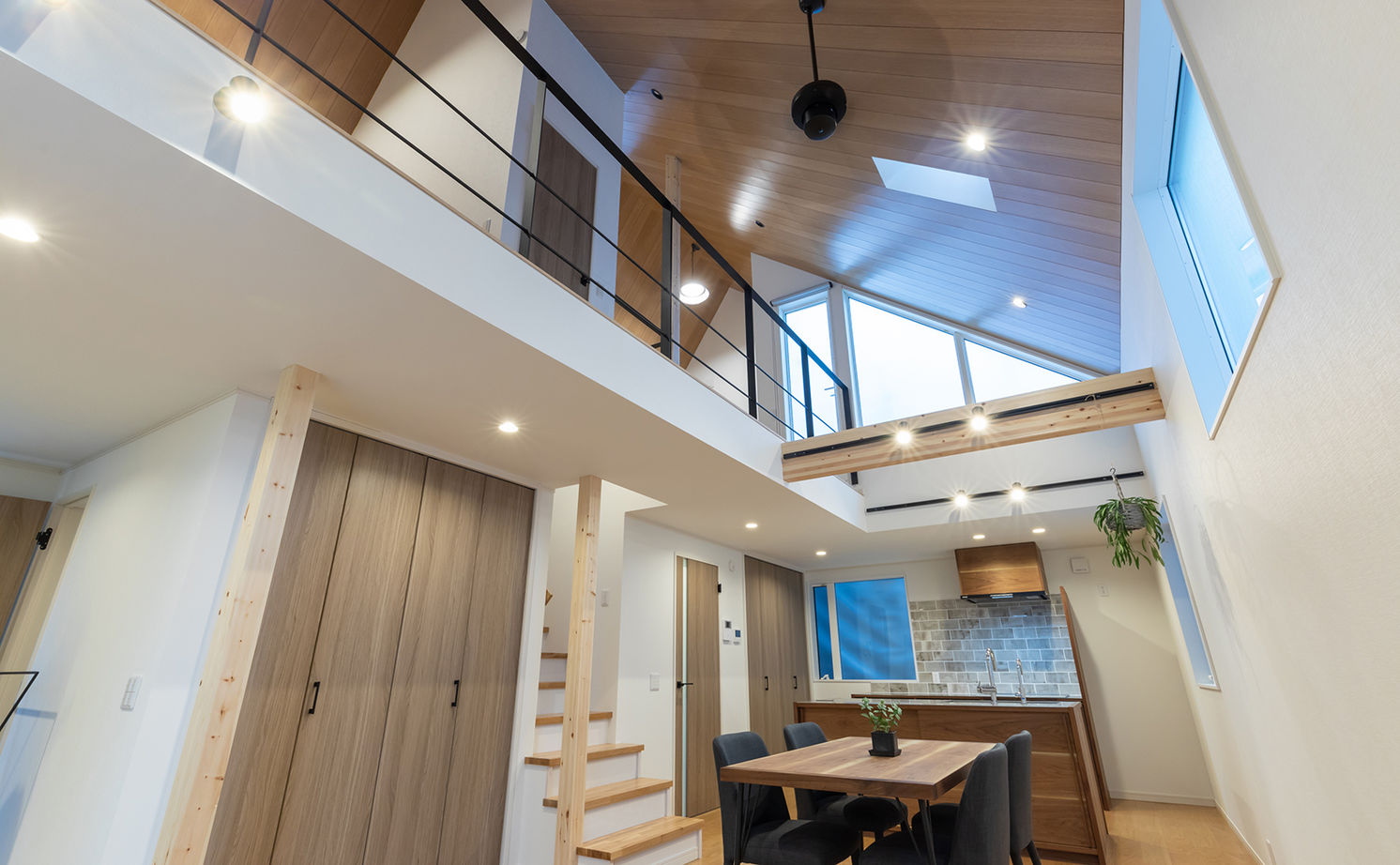 イオスホーム 【2000万円台/30坪台/ガレージ/吹き抜け/間取り図】性能も日当たりも計算されたオシャレなデザイン住宅の建築実例画像3