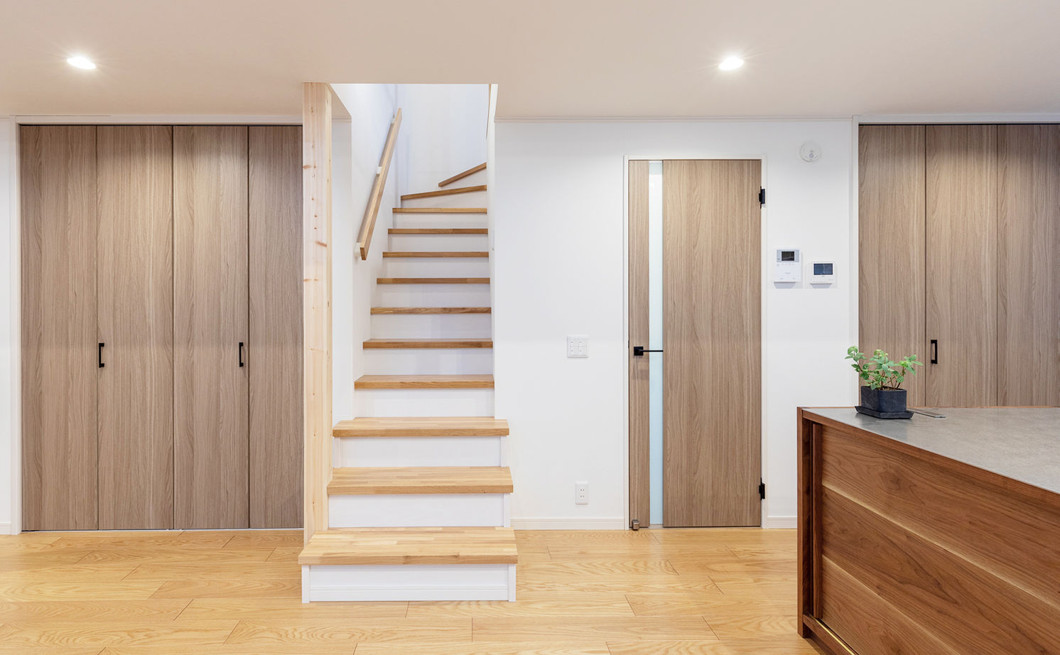 イオスホーム 【2000万円台/30坪台/ガレージ/吹き抜け/間取り図】性能も日当たりも計算されたオシャレなデザイン住宅の建築実例画像4